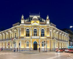 Фасада зграде Вишег суда у Ваљеву са партерним осветљењем